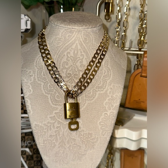 Louis Vuitton lock and key with unbranded gold chain double wrapped, original - Picture 3 of 14